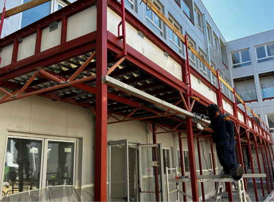 Montaje de estructura metálica en edificio