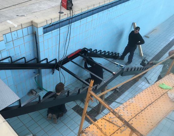 Montaje de escalera metálica a medida