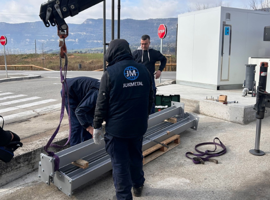 Profesionales llevando a cabo el montaje de estructuras metálicas