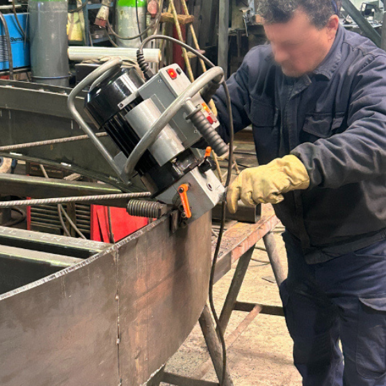 Trabajador realizando trabajos metálicos